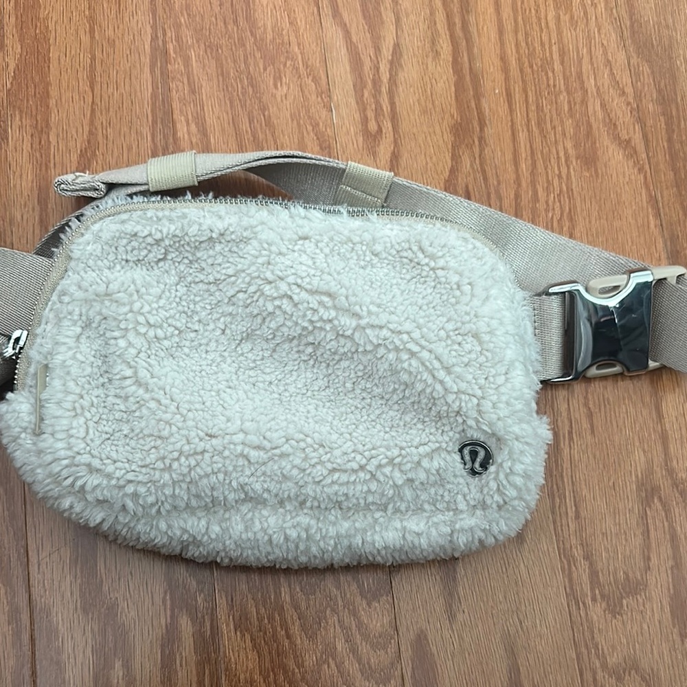 Lululemon everywhere Cream Sherpa Belt Bag